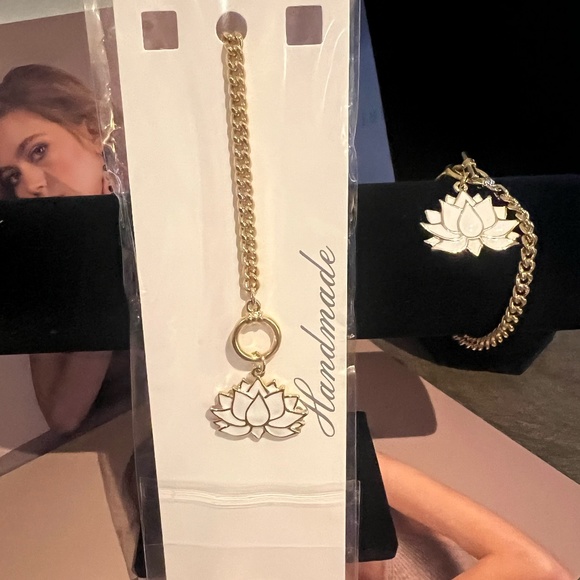 Bracelet with a hand-painted white water lily - Picture 2 of 3